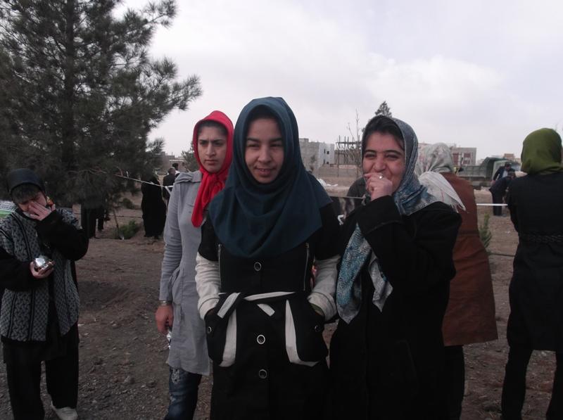 دختران آسایشگاه امیرالمومینن (ع) در روز درخت کاری