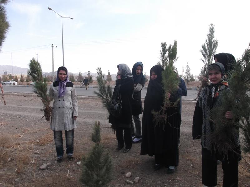 دختران آسایشگاه امیرالمومینن (ع) در روز درخت کاری
