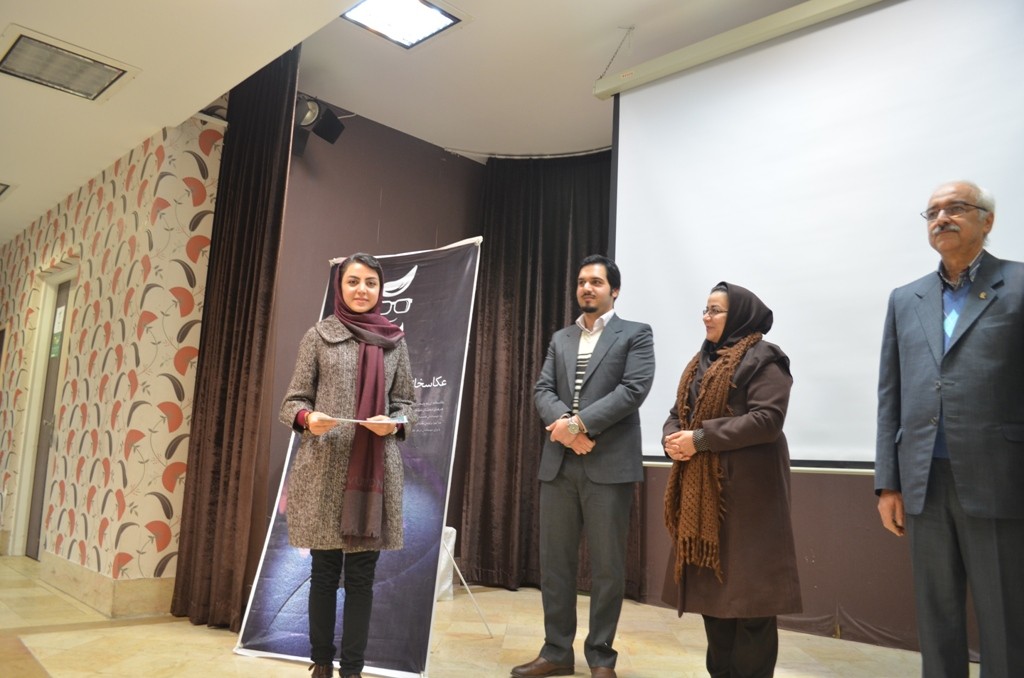 3-	جایزه عکس سوم جشنواره به خانم مینا احمدی نژاد به همراه لوح سپاس و مبلغ یک میلیون ریال